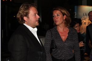 28-09-2007 SHOWBIZZ; EX VROUW VAN JACK SPIJKERMAN HEEFT NIEUWE LIEFDE. Jennemiek geniet met volle teugen van haar nieuwe minnaar Henk Mooyekind, een Noordwijkse makelaar. Jennemiek brengt al haar vrije tijd door met haar Henk en loopt het ene na het andere feestje af met haar nieuwe lover. Jennemiek en Henk zijn vaak te vinden in zijn Noordwijkse Penthouse en hebben het erg gezellig aldus een vriendin.
foto: Albert den Iseger