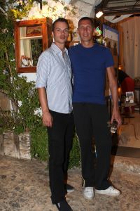 08-09-2007 SHOWBIZZ; KUNSTENAARS OP IBIZA VIEREN FEEST. Kees van Twist, directeur van het Groninger Museum woont al tientallen jaren met enige regelmaat op Ibiza.Zo werd bij hem het idee geboren iets te doen met de kunst van Nederlandse Kunstenaars die de afgelopen halve eeuw korte of lange tijd op Ibiza verbleven.Dat leidde tot het kunstproject VAMOS A IBIZA dat zowel op Ibiza als in Amsterdam te zien zal zijn.
foto: Albert den Iseger.