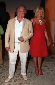 08-09-2007 SHOWBIZZ; KUNSTENAARS OP IBIZA VIEREN FEEST. Kees van Twist, directeur van het Groninger Museum woont al tientallen jaren met enige regelmaat op Ibiza.Zo werd bij hem het idee geboren iets te doen met de kunst van Nederlandse Kunstenaars die de afgelopen halve eeuw korte of lange tijd op Ibiza verbleven.Dat leidde tot het kunstproject VAMOS A IBIZA dat zowel op Ibiza als in Amsterdam te zien zal zijn.
foto: Albert den Iseger.