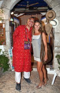 08-09-2007 SHOWBIZZ; KUNSTENAARS OP IBIZA VIEREN FEEST. Kees van Twist, directeur van het Groninger Museum woont al tientallen jaren met enige regelmaat op Ibiza.Zo werd bij hem het idee geboren iets te doen met de kunst van Nederlandse Kunstenaars die de afgelopen halve eeuw korte of lange tijd op Ibiza verbleven.Dat leidde tot het kunstproject VAMOS A IBIZA dat zowel op Ibiza als in Amsterdam te zien zal zijn.
foto: Albert den Iseger.