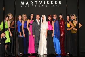 17-09-2007 SHOWBIZZ; MART VISSER PRESENTEERD HERFST EN WINTERCOLLECTIE 2007-2008. Mart Visser heeft zich laten inspieren door de jaren zeventig en de immer elegante Catherine Deneuve. Vele bekende couture liefhebsters waren weer aanwezig zoals oa. Marjon Lambriks met dochter Caroline, Sybilla Dekker, Leatitia Griffith, Judith Wiersma, Antia van der Hoeven, Marjolein van den Berg Jan Dirk Paarlberg met vrouw en Louis van Gaal met partner Truus.
foto: Albert den Iseger.