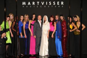 17-09-2007 SHOWBIZZ; MART VISSER PRESENTEERD HERFST EN WINTERCOLLECTIE 2007-2008. Mart Visser heeft zich laten inspieren door de jaren zeventig en de immer elegante Catherine Deneuve. Vele bekende couture liefhebsters waren weer aanwezig zoals oa. Marjon Lambriks met dochter Caroline, Sybilla Dekker, Leatitia Griffith, Judith Wiersma, Antia van der Hoeven, Marjolein van den Berg Jan Dirk Paarlberg met vrouw en Louis van Gaal met partner Truus.
foto: Albert den Iseger.