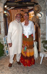 08-09-2007 SHOWBIZZ; KUNSTENAARS OP IBIZA VIEREN FEEST. Kees van Twist, directeur van het Groninger Museum woont al tientallen jaren met enige regelmaat op Ibiza.Zo werd bij hem het idee geboren iets te doen met de kunst van Nederlandse Kunstenaars die de afgelopen halve eeuw korte of lange tijd op Ibiza verbleven.Dat leidde tot het kunstproject VAMOS A IBIZA dat zowel op Ibiza als in Amsterdam te zien zal zijn.
foto: Albert den Iseger.