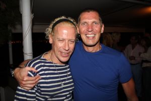 08-09-2007 SHOWBIZZ; KUNSTENAARS OP IBIZA VIEREN FEEST. Kees van Twist, directeur van het Groninger Museum woont al tientallen jaren met enige regelmaat op Ibiza.Zo werd bij hem het idee geboren iets te doen met de kunst van Nederlandse Kunstenaars die de afgelopen halve eeuw korte of lange tijd op Ibiza verbleven.Dat leidde tot het kunstproject VAMOS A IBIZA dat zowel op Ibiza als in Amsterdam te zien zal zijn.
foto: Albert den Iseger.