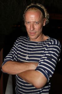 08-09-2007 SHOWBIZZ; KUNSTENAARS OP IBIZA VIEREN FEEST. Kees van Twist, directeur van het Groninger Museum woont al tientallen jaren met enige regelmaat op Ibiza.Zo werd bij hem het idee geboren iets te doen met de kunst van Nederlandse Kunstenaars die de afgelopen halve eeuw korte of lange tijd op Ibiza verbleven.Dat leidde tot het kunstproject VAMOS A IBIZA dat zowel op Ibiza als in Amsterdam te zien zal zijn.
foto: Albert den Iseger.