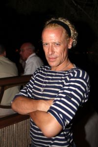 08-09-2007 SHOWBIZZ; KUNSTENAARS OP IBIZA VIEREN FEEST. Kees van Twist, directeur van het Groninger Museum woont al tientallen jaren met enige regelmaat op Ibiza.Zo werd bij hem het idee geboren iets te doen met de kunst van Nederlandse Kunstenaars die de afgelopen halve eeuw korte of lange tijd op Ibiza verbleven.Dat leidde tot het kunstproject VAMOS A IBIZA dat zowel op Ibiza als in Amsterdam te zien zal zijn.
foto: Albert den Iseger.