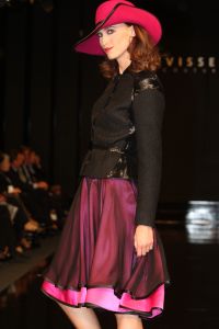17-09-2007 SHOWBIZZ; MART VISSER PRESENTEERD HERFST EN WINTERCOLLECTIE 2007-2008. Mart Visser heeft zich laten inspieren door de jaren zeventig en de immer elegante Catherine Deneuve. Vele bekende couture liefhebsters waren weer aanwezig zoals oa. Marjon Lambriks met dochter Caroline, Sybilla Dekker, Leatitia Griffith, Judith Wiersma, Antia van der Hoeven, Marjolein van den Berg Jan Dirk Paarlberg met vrouw en Louis van Gaal met partner Truus.
foto: Albert den Iseger.