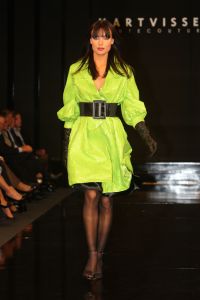 17-09-2007 SHOWBIZZ; MART VISSER PRESENTEERD HERFST EN WINTERCOLLECTIE 2007-2008. Mart Visser heeft zich laten inspieren door de jaren zeventig en de immer elegante Catherine Deneuve. Vele bekende couture liefhebsters waren weer aanwezig zoals oa. Marjon Lambriks met dochter Caroline, Sybilla Dekker, Leatitia Griffith, Judith Wiersma, Antia van der Hoeven, Marjolein van den Berg Jan Dirk Paarlberg met vrouw en Louis van Gaal met partner Truus.
foto: Albert den Iseger.
