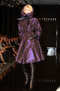 17-09-2007 SHOWBIZZ; MART VISSER PRESENTEERD HERFST EN WINTERCOLLECTIE 2007-2008. Mart Visser heeft zich laten inspieren door de jaren zeventig en de immer elegante Catherine Deneuve. Vele bekende couture liefhebsters waren weer aanwezig zoals oa. Marjon Lambriks met dochter Caroline, Sybilla Dekker, Leatitia Griffith, Judith Wiersma, Antia van der Hoeven, Marjolein van den Berg Jan Dirk Paarlberg met vrouw en Louis van Gaal met partner Truus.
foto: Albert den Iseger.
