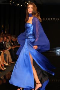 17-09-2007 SHOWBIZZ; MART VISSER PRESENTEERD HERFST EN WINTERCOLLECTIE 2007-2008. Mart Visser heeft zich laten inspieren door de jaren zeventig en de immer elegante Catherine Deneuve. Vele bekende couture liefhebsters waren weer aanwezig zoals oa. Marjon Lambriks met dochter Caroline, Sybilla Dekker, Leatitia Griffith, Judith Wiersma, Antia van der Hoeven, Marjolein van den Berg Jan Dirk Paarlberg met vrouw en Louis van Gaal met partner Truus.
foto: Albert den Iseger.