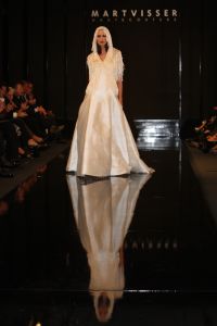 17-09-2007 SHOWBIZZ; MART VISSER PRESENTEERD HERFST EN WINTERCOLLECTIE 2007-2008. Mart Visser heeft zich laten inspieren door de jaren zeventig en de immer elegante Catherine Deneuve. Vele bekende couture liefhebsters waren weer aanwezig zoals oa. Marjon Lambriks met dochter Caroline, Sybilla Dekker, Leatitia Griffith, Judith Wiersma, Antia van der Hoeven, Marjolein van den Berg Jan Dirk Paarlberg met vrouw en Louis van Gaal met partner Truus.
foto: Albert den Iseger.