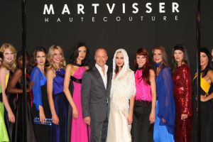 17-09-2007 SHOWBIZZ; MART VISSER PRESENTEERD HERFST EN WINTERCOLLECTIE 2007-2008. Mart Visser heeft zich laten inspieren door de jaren zeventig en de immer elegante Catherine Deneuve. Vele bekende couture liefhebsters waren weer aanwezig zoals oa. Marjon Lambriks met dochter Caroline, Sybilla Dekker, Leatitia Griffith, Judith Wiersma, Antia van der Hoeven, Marjolein van den Berg Jan Dirk Paarlberg met vrouw en Louis van Gaal met partner Truus.
foto: Albert den Iseger.