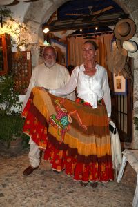 08-09-2007 SHOWBIZZ; KUNSTENAARS OP IBIZA VIEREN FEEST. Kees van Twist, directeur van het Groninger Museum woont al tientallen jaren met enige regelmaat op Ibiza.Zo werd bij hem het idee geboren iets te doen met de kunst van Nederlandse Kunstenaars die de afgelopen halve eeuw korte of lange tijd op Ibiza verbleven.Dat leidde tot het kunstproject VAMOS A IBIZA dat zowel op Ibiza als in Amsterdam te zien zal zijn.
foto: Albert den Iseger.