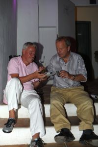 08-09-2007 SHOWBIZZ; KUNSTENAARS OP IBIZA VIEREN FEEST. Kees van Twist, directeur van het Groninger Museum woont al tientallen jaren met enige regelmaat op Ibiza.Zo werd bij hem het idee geboren iets te doen met de kunst van Nederlandse Kunstenaars die de afgelopen halve eeuw korte of lange tijd op Ibiza verbleven.Dat leidde tot het kunstproject VAMOS A IBIZA dat zowel op Ibiza als in Amsterdam te zien zal zijn.
foto: Albert den Iseger.