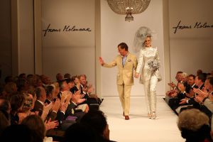 10-09-2008 SHOWBIZZ; FRANS MOLENAAR PRESENTEERDE HAUTE COUTURE WINTER 2008.
Couturier Frans Molenaar presenteerde wederom in het Amstel Hotel zijn haute couture collectie winter 2008. Met opvallende modellen als Cecile Grayham-van der Jagt - Kim Feenstra - Irene van der Laar en als bruid Sigrid Schouten de dochter van Tineke Schouten. Vele bekenden  waren weer op komen draven in het regenachtige herfst weer naar het alom bekende Amstel hotel om te gaan genieten van de Frans Molenaar collectie o.a. Janneke Brienkman  Hank Heijn  Cor en Norma Stutterheim  Jan Jansen  Fons van Westerloo met zijn vrouw  Hedy D Ancona met Aad Veldhoen en Rob en Henriette de Nijs die beide vertelde voor de eerste keer bij een echte modeshow te zijn.
Na de show heerlijke bitterballen en een goed glas wijn.
foto: Albert den Iseger.
Na de show waren er weer bitterballen en een goed glas wijn.