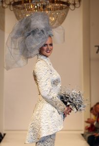 10-09-2008 SHOWBIZZ; FRANS MOLENAAR PRESENTEERDE HAUTE COUTURE WINTER 2008.
Couturier Frans Molenaar presenteerde wederom in het Amstel Hotel zijn haute couture collectie winter 2008. Met opvallende modellen als Cecile Grayham-van der Jagt - Kim Feenstra - Irene van der Laar en als bruid Sigrid Schouten de dochter van Tineke Schouten. Vele bekenden  waren weer op komen draven in het regenachtige herfst weer naar het alom bekende Amstel hotel om te gaan genieten van de Frans Molenaar collectie o.a. Janneke Brienkman  Hank Heijn  Cor en Norma Stutterheim  Jan Jansen  Fons van Westerloo met zijn vrouw  Hedy D Ancona met Aad Veldhoen en Rob en Henriette de Nijs die beide vertelde voor de eerste keer bij een echte modeshow te zijn.
Na de show heerlijke bitterballen en een goed glas wijn.
foto: Albert den Iseger.