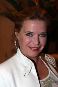23-09-2008 SHOWBIZZ; SHEILA DE VRIES PRESENTEERDE HAUTE COUTURE COLLECTIE WINTER 2008. Een droom werd waarheid voor Sheila en haar modeteam. Iedereen was het over een ding eens Sheila had weer een collectie gemaakt die ook van Yves St.Laurent had kunnen zijn. Prachtig en nog eens prachtig waren de reacties van haar aanwezige klanten. Ook de vele prominenten waren het eens met de complimenten aan het Sheila de Vries en haar team. 
foto: Albert den Iseger.