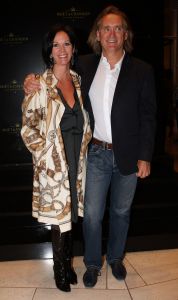 13-09-2008: SHOWBIZZ; MART VISSER LAAT ZIEN WAT HAUTE COUTURE IS IN WINTER 2008.
Mart Visser toonde wederom zijn collectie in het Amsterdamse  Hilton hotel. Weer tal van bekende Nederlanders waren gekomen om te smullen van Mart s wintercollectie.
foto: Albert den Iseger.