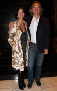 13-09-2008: SHOWBIZZ; MART VISSER LAAT ZIEN WAT HAUTE COUTURE IS IN WINTER 2008.
Mart Visser toonde wederom zijn collectie in het Amsterdamse  Hilton hotel. Weer tal van bekende Nederlanders waren gekomen om te smullen van Mart s wintercollectie.
foto: Albert den Iseger.