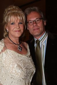 13-09-2008: SHOWBIZZ; MART VISSER LAAT ZIEN WAT HAUTE COUTURE IS IN WINTER 2008.
Mart Visser toonde wederom zijn collectie in het Amsterdamse  Hilton hotel. Weer tal van bekende Nederlanders waren gekomen om te smullen van Mart s wintercollectie.
foto: Albert den Iseger.