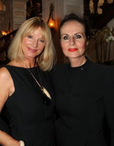 10-09-2008 SHOWBIZZ; FRANS MOLENAAR PRESENTEERDE HAUTE COUTURE WINTER 2008.
Couturier Frans Molenaar presenteerde wederom in het Amstel Hotel zijn haute couture collectie winter 2008. Met opvallende modellen als Cecile Grayham-van der Jagt - Kim Feenstra - Irene van der Laar en als bruid Sigrid Schouten de dochter van Tineke Schouten. Vele bekenden  waren weer op komen draven in het regenachtige herfst weer naar het alom bekende Amstel hotel om te gaan genieten van de Frans Molenaar collectie o.a. Janneke Brienkman  Hank Heijn  Cor en Norma Stutterheim  Jan Jansen  Fons van Westerloo met zijn vrouw  Hedy D Ancona met Aad Veldhoen en Rob en Henriette de Nijs die beide vertelde voor de eerste keer bij een echte modeshow te zijn.
Na de show heerlijke bitterballen en een goed glas wijn.
foto: Albert den Iseger.