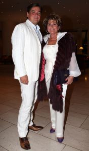 13-09-2008: SHOWBIZZ; MART VISSER LAAT ZIEN WAT HAUTE COUTURE IS IN WINTER 2008.
Mart Visser toonde wederom zijn collectie in het Amsterdamse  Hilton hotel. Weer tal van bekende Nederlanders waren gekomen om te smullen van Mart s wintercollectie.
foto: Albert den Iseger.