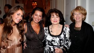 18-09-2008 SHOWBIZZ; MONIQUE COLLIGNON PRESENTEERDE ELEGANTE HAUTE COUTURE IN AMSTEL HOTEL. De wintercollectie 2008 mag gezien worden van M.C. In de hal van het Amstelhotel klonk de prachtige muziek  van Maria Callas en liepen de modellen trap op en af om de aanwezige MC liefhebbers hun prachtige creaties te tonen.
Veel prachtige jurkjes  mantels en robe-manteaus. Onder het publiek bevonden zich oa. Ankie van Grunsven -Sylvia Toth en Ankie en Rolf Friedlander. Een zeer geslaagde avond maar dan zonder de Molenaar bitterbal in de hal van het Amstelhotel te Amsterdam.
foto: Albert den Iseger.