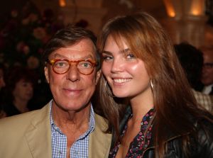 10-09-2008 SHOWBIZZ; FRANS MOLENAAR PRESENTEERDE HAUTE COUTURE WINTER 2008.
Couturier Frans Molenaar presenteerde wederom in het Amstel Hotel zijn haute couture collectie winter 2008. Met opvallende modellen als Cecile Grayham-van der Jagt - Kim Feenstra - Irene van der Laar en als bruid Sigrid Schouten de dochter van Tineke Schouten. Vele bekenden  waren weer op komen draven in het regenachtige herfst weer naar het alom bekende Amstel hotel om te gaan genieten van de Frans Molenaar collectie o.a. Janneke Brienkman  Hank Heijn  Cor en Norma Stutterheim  Jan Jansen  Fons van Westerloo met zijn vrouw  Hedy D Ancona met Aad Veldhoen en Rob en Henriette de Nijs die beide vertelde voor de eerste keer bij een echte modeshow te zijn.
Na de show heerlijke bitterballen en een goed glas wijn.
foto: Albert den Iseger.