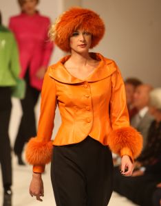 10-09-2008 SHOWBIZZ; FRANS MOLENAAR PRESENTEERDE HAUTE COUTURE WINTER 2008.
Couturier Frans Molenaar presenteerde wederom in het Amstel Hotel zijn haute couture collectie winter 2008. Met opvallende modellen als Cecile Grayham-van der Jagt - Kim Feenstra - Irene van der Laar en als bruid Sigrid Schouten de dochter van Tineke Schouten. Vele bekenden  waren weer op komen draven in het regenachtige herfst weer naar het alom bekende Amstel hotel om te gaan genieten van de Frans Molenaar collectie o.a. Janneke Brienkman  Hank Heijn  Cor en Norma Stutterheim  Jan Jansen  Fons van Westerloo met zijn vrouw  Hedy D Ancona met Aad Veldhoen en Rob en Henriette de Nijs die beide vertelde voor de eerste keer bij een echte modeshow te zijn.
Na de show heerlijke bitterballen en een goed glas wijn.
foto: Albert den Iseger.