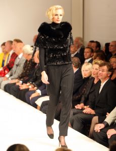 10-09-2008 SHOWBIZZ; FRANS MOLENAAR PRESENTEERDE HAUTE COUTURE WINTER 2008.
Couturier Frans Molenaar presenteerde wederom in het Amstel Hotel zijn haute couture collectie winter 2008. Met opvallende modellen als Cecile Grayham-van der Jagt - Kim Feenstra - Irene van der Laar en als bruid Sigrid Schouten de dochter van Tineke Schouten. Vele bekenden  waren weer op komen draven in het regenachtige herfst weer naar het alom bekende Amstel hotel om te gaan genieten van de Frans Molenaar collectie o.a. Janneke Brienkman  Hank Heijn  Cor en Norma Stutterheim  Jan Jansen  Fons van Westerloo met zijn vrouw  Hedy D Ancona met Aad Veldhoen en Rob en Henriette de Nijs die beide vertelde voor de eerste keer bij een echte modeshow te zijn.
Na de show heerlijke bitterballen en een goed glas wijn.
foto: Albert den Iseger.