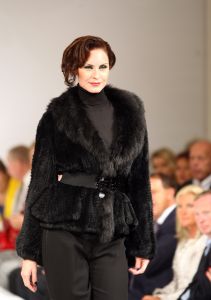10-09-2008 SHOWBIZZ; FRANS MOLENAAR PRESENTEERDE HAUTE COUTURE WINTER 2008.
Couturier Frans Molenaar presenteerde wederom in het Amstel Hotel zijn haute couture collectie winter 2008. Met opvallende modellen als Cecile Grayham-van der Jagt - Kim Feenstra - Irene van der Laar en als bruid Sigrid Schouten de dochter van Tineke Schouten. Vele bekenden  waren weer op komen draven in het regenachtige herfst weer naar het alom bekende Amstel hotel om te gaan genieten van de Frans Molenaar collectie o.a. Janneke Brienkman  Hank Heijn  Cor en Norma Stutterheim  Jan Jansen  Fons van Westerloo met zijn vrouw  Hedy D Ancona met Aad Veldhoen en Rob en Henriette de Nijs die beide vertelde voor de eerste keer bij een echte modeshow te zijn.
Na de show heerlijke bitterballen en een goed glas wijn.
foto: Albert den Iseger.