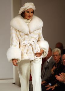 10-09-2008 SHOWBIZZ; FRANS MOLENAAR PRESENTEERDE HAUTE COUTURE WINTER 2008.
Couturier Frans Molenaar presenteerde wederom in het Amstel Hotel zijn haute couture collectie winter 2008. Met opvallende modellen als Cecile Grayham-van der Jagt - Kim Feenstra - Irene van der Laar en als bruid Sigrid Schouten de dochter van Tineke Schouten. Vele bekenden  waren weer op komen draven in het regenachtige herfst weer naar het alom bekende Amstel hotel om te gaan genieten van de Frans Molenaar collectie o.a. Janneke Brienkman  Hank Heijn  Cor en Norma Stutterheim  Jan Jansen  Fons van Westerloo met zijn vrouw  Hedy D Ancona met Aad Veldhoen en Rob en Henriette de Nijs die beide vertelde voor de eerste keer bij een echte modeshow te zijn.
Na de show heerlijke bitterballen en een goed glas wijn.
foto: Albert den Iseger.