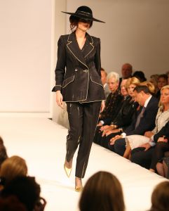 10-09-2008 SHOWBIZZ; FRANS MOLENAAR PRESENTEERDE HAUTE COUTURE WINTER 2008.
Couturier Frans Molenaar presenteerde wederom in het Amstel Hotel zijn haute couture collectie winter 2008. Met opvallende modellen als Cecile Grayham-van der Jagt - Kim Feenstra - Irene van der Laar en als bruid Sigrid Schouten de dochter van Tineke Schouten. Vele bekenden  waren weer op komen draven in het regenachtige herfst weer naar het alom bekende Amstel hotel om te gaan genieten van de Frans Molenaar collectie o.a. Janneke Brienkman  Hank Heijn  Cor en Norma Stutterheim  Jan Jansen  Fons van Westerloo met zijn vrouw  Hedy D Ancona met Aad Veldhoen en Rob en Henriette de Nijs die beide vertelde voor de eerste keer bij een echte modeshow te zijn.
Na de show heerlijke bitterballen en een goed glas wijn.
foto: Albert10-09-2008 SHOWBIZZ; FRANS MOLENAAR PRESENTEERDE HAUTE COUTURE WINTER 2008.
Couturier Frans Molenaar presenteerde wederom in het Amstel Hotel zijn haute couture collectie winter 2008. Met opvallende modellen als Cecile Grayham-van der Jagt - Kim Feenstra - Irene van der Laar en als bruid Sigrid Schouten de dochter van Tineke Schouten. Vele bekenden  waren weer op komen draven in het regenachtige herfst weer naar het alom bekende Amstel hotel om te gaan genieten van de Frans Molenaar collectie o.a. Janneke Brienkman  Hank Heijn  Cor en Norma Stutterheim  Jan Jansen  Fons van Westerloo met zijn vrouw  Hedy D Ancona met Aad Veldhoen en Rob en Henriette de Nijs die beide vertelde voor de eerste keer bij een echte modeshow te zijn.
Na de show heerlijke bitterballen en een goed glas wijn.
foto: Albert den Iseger.