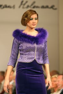 10-09-2008 SHOWBIZZ; FRANS MOLENAAR PRESENTEERDE HAUTE COUTURE WINTER 2008.
Couturier Frans Molenaar presenteerde wederom in het Amstel Hotel zijn haute couture collectie winter 2008. Met opvallende modellen als Cecile Grayham-van der Jagt - Kim Feenstra - Irene van der Laar en als bruid Sigrid Schouten de dochter van Tineke Schouten. Vele bekenden  waren weer op komen draven in het regenachtige herfst weer naar het alom bekende Amstel hotel om te gaan genieten van de Frans Molenaar collectie o.a. Janneke Brienkman  Hank Heijn  Cor en Norma Stutterheim  Jan Jansen  Fons van Westerloo met zijn vrouw  Hedy D Ancona met Aad Veldhoen en Rob en Henriette de Nijs die beide vertelde voor de eerste keer bij een echte modeshow te zijn.
Na de show heerlijke bitterballen en een goed glas wijn.
foto: Albert den Iseger.