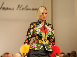 10-09-2008 SHOWBIZZ; FRANS MOLENAAR PRESENTEERDE HAUTE COUTURE WINTER 2008.
Couturier Frans Molenaar presenteerde wederom in het Amstel Hotel zijn haute couture collectie winter 2008. Met opvallende modellen als Cecile Grayham-van der Jagt - Kim Feenstra - Irene van der Laar en als bruid Sigrid Schouten de dochter van Tineke Schouten. Vele bekenden  waren weer op komen draven in het regenachtige herfst weer naar het alom bekende Amstel hotel om te gaan genieten van de Frans Molenaar collectie o.a. Janneke Brienkman  Hank Heijn  Cor en Norma Stutterheim  Jan Jansen  Fons van Westerloo met zijn vrouw  Hedy D Ancona met Aad Veldhoen en Rob en Henriette de Nijs die beide vertelde voor de eerste keer bij een echte modeshow te zijn.
Na de show heerlijke bitterballen en een goed glas wijn.
foto: Albert den Iseger.