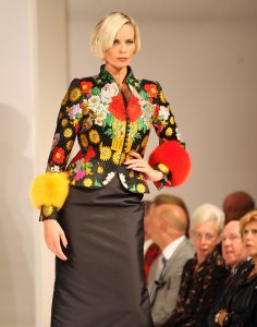 10-09-2008 SHOWBIZZ; FRANS MOLENAAR PRESENTEERDE HAUTE COUTURE WINTER 2008.
Couturier Frans Molenaar presenteerde wederom in het Amstel Hotel zijn haute couture collectie winter 2008. Met opvallende modellen als Cecile Grayham-van der Jagt - Kim Feenstra - Irene van der Laar en als bruid Sigrid Schouten de dochter van Tineke Schouten. Vele bekenden  waren weer op komen draven in het regenachtige herfst weer naar het alom bekende Amstel hotel om te gaan genieten van de Frans Molenaar collectie o.a. Janneke Brienkman  Hank Heijn  Cor en Norma Stutterheim  Jan Jansen  Fons van Westerloo met zijn vrouw  Hedy D Ancona met Aad Veldhoen en Rob en Henriette de Nijs die beide vertelde voor de eerste keer bij een echte modeshow te zijn.
Na de show heerlijke bitterballen en een goed glas wijn.
foto: Albert den Iseger.