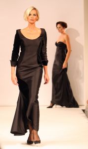 10-09-2008 SHOWBIZZ; FRANS MOLENAAR PRESENTEERDE HAUTE COUTURE WINTER 2008.
Couturier Frans Molenaar presenteerde wederom in het Amstel Hotel zijn haute couture collectie winter 2008. Met opvallende modellen als Cecile Grayham-van der Jagt - Kim Feenstra - Irene van der Laar en als bruid Sigrid Schouten de dochter van Tineke Schouten. Vele bekenden  waren weer op komen draven in het regenachtige herfst weer naar het alom bekende Amstel hotel om te gaan genieten van de Frans Molenaar collectie o.a. Janneke Brienkman  Hank Heijn  Cor en Norma Stutterheim  Jan Jansen  Fons van Westerloo met zijn vrouw  Hedy D Ancona met Aad Veldhoen en Rob en Henriette de Nijs die beide vertelde voor de eerste keer bij een echte modeshow te zijn.
Na de show heerlijke bitterballen en een goed glas wijn.
foto: Albert den Iseger.