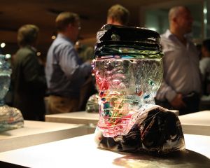 13-09-2008 SHOWBIZZ; KUNSTENAARS BLAZEN DE KUNST TOT EEN HOOG NIVEAU BIJ ROYAL LEERDAM CRISTAL. Het glazen muiltje van Assepoester krijgt concurrentie. Voor de tentoonstelling OP HET LIJF GEBLAZEN van de kristalfabriek van Royal Leerdam heeft schoenen ontwerper Jan Jansen namelijk een van zijn ontwerpen uitgevoerd in Cristal Superieur de zuiverste kristalsoort in Europa. Behalve het werk van Jan Jansen zijn er ook werken van 10 andere kunstenaars oa. Piet Boon en Monique Collignon.
foto: Albert den Iseger.