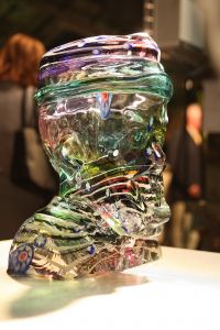13-09-2008 SHOWBIZZ; KUNSTENAARS BLAZEN DE KUNST TOT EEN HOOG NIVEAU BIJ ROYAL LEERDAM CRISTAL. Het glazen muiltje van Assepoester krijgt concurrentie. Voor de tentoonstelling OP HET LIJF GEBLAZEN van de kristalfabriek van Royal Leerdam heeft schoenen ontwerper Jan Jansen namelijk een van zijn ontwerpen uitgevoerd in Cristal Superieur de zuiverste kristalsoort in Europa. Behalve het werk van Jan Jansen zijn er ook werken van 10 andere kunstenaars oa. Piet Boon en Monique Collignon.
foto: Albert den Iseger.