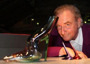 13-09-2008 SHOWBIZZ; KUNSTENAARS BLAZEN DE KUNST TOT EEN HOOG NIVEAU BIJ ROYAL LEERDAM CRISTAL. Het glazen muiltje van Assepoester krijgt concurrentie. Voor de tentoonstelling OP HET LIJF GEBLAZEN van de kristalfabriek van Royal Leerdam heeft schoenen ontwerper Jan Jansen namelijk een van zijn ontwerpen uitgevoerd in Cristal Superieur de zuiverste kristalsoort in Europa. Behalve het werk van Jan Jansen zijn er ook werken van 10 andere kunstenaars oa. Piet Boon en Monique Collignon.
foto: Albert den Iseger.