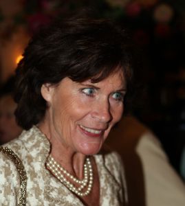 10-09-2008 SHOWBIZZ; FRANS MOLENAAR PRESENTEERDE HAUTE COUTURE WINTER 2008.
Couturier Frans Molenaar presenteerde wederom in het Amstel Hotel zijn haute couture collectie winter 2008. Met opvallende modellen als Cecile Grayham-van der Jagt - Kim Feenstra - Irene van der Laar en als bruid Sigrid Schouten de dochter van Tineke Schouten. Vele bekenden  waren weer op komen draven in het regenachtige herfst weer naar het alom bekende Amstel hotel om te gaan genieten van de Frans Molenaar collectie o.a. Janneke Brienkman  Hank Heijn  Cor en Norma Stutterheim  Jan Jansen  Fons van Westerloo met zijn vrouw  Hedy D Ancona met Aad Veldhoen en Rob en Henriette de Nijs die beide vertelde voor de eerste keer bij een echte modeshow te zijn.
Na de show heerlijke bitterballen en een goed glas wijn.
foto: Albert den Iseger.
