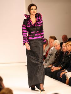 10-09-2008 SHOWBIZZ; FRANS MOLENAAR PRESENTEERDE HAUTE COUTURE WINTER 2008.
Couturier Frans Molenaar presenteerde wederom in het Amstel Hotel zijn haute couture collectie winter 2008. Met opvallende modellen als Cecile Grayham-van der Jagt - Kim Feenstra - Irene van der Laar en als bruid Sigrid Schouten de dochter van Tineke Schouten. Vele bekenden  waren weer op komen draven in het regenachtige herfst weer naar het alom bekende Amstel hotel om te gaan genieten van de Frans Molenaar collectie o.a. Janneke Brienkman  Hank Heijn  Cor en Norma Stutterheim  Jan Jansen  Fons van Westerloo met zijn vrouw  Hedy D Ancona met Aad Veldhoen en Rob en Henriette de Nijs die beide vertelde voor de eerste keer bij een echte modeshow te zijn.
Na de show heerlijke bitterballen en een goed glas wijn.
foto: Albert den Iseger.