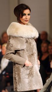10-09-2008 SHOWBIZZ; FRANS MOLENAAR PRESENTEERDE HAUTE COUTURE WINTER 2008.
Couturier Frans Molenaar presenteerde wederom in het Amstel Hotel zijn haute couture collectie winter 2008. Met opvallende modellen als Cecile Grayham-van der Jagt - Kim Feenstra - Irene van der Laar en als bruid Sigrid Schouten de dochter van Tineke Schouten. Vele bekenden  waren weer op komen draven in het regenachtige herfst weer naar het alom bekende Amstel hotel om te gaan genieten van de Frans Molenaar collectie o.a. Janneke Brienkman  Hank Heijn  Cor en Norma Stutterheim  Jan Jansen  Fons van Westerloo met zijn vrouw  Hedy D Ancona met Aad Veldhoen en Rob en Henriette de Nijs die beide vertelde voor de eerste keer bij een echte modeshow te zijn.
Na de show heerlijke bitterballen en een goed glas wijn.
foto: Albert den Iseger.