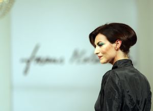 10-09-2008 SHOWBIZZ; FRANS MOLENAAR PRESENTEERDE HAUTE COUTURE WINTER 2008.
Couturier Frans Molenaar presenteerde wederom in het Amstel Hotel zijn haute couture collectie winter 2008. Met opvallende modellen als Cecile Grayham-van der Jagt - Kim Feenstra - Irene van der Laar en als bruid Sigrid Schouten de dochter van Tineke Schouten. Vele bekenden  waren weer op komen draven in het regenachtige herfst weer naar het alom bekende Amstel hotel om te gaan genieten van de Frans Molenaar collectie o.a. Janneke Brienkman  Hank Heijn  Cor en Norma Stutterheim  Jan Jansen  Fons van Westerloo met zijn vrouw  Hedy D Ancona met Aad Veldhoen en Rob en Henriette de Nijs die beide vertelde voor de eerste keer bij een echte modeshow te zijn.
Na de show heerlijke bitterballen en een goed glas wijn.
foto: Albert den Iseger.