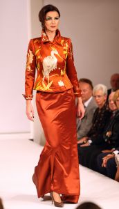 10-09-2008 SHOWBIZZ; FRANS MOLENAAR PRESENTEERDE HAUTE COUTURE WINTER 2008.
Couturier Frans Molenaar presenteerde wederom in het Amstel Hotel zijn haute couture collectie winter 2008. Met opvallende modellen als Cecile Grayham-van der Jagt - Kim Feenstra - Irene van der Laar en als bruid Sigrid Schouten de dochter van Tineke Schouten. Vele bekenden  waren weer op komen draven in het regenachtige herfst weer naar het alom bekende Amstel hotel om te gaan genieten van de Frans Molenaar collectie o.a. Janneke Brienkman  Hank Heijn  Cor en Norma Stutterheim  Jan Jansen  Fons van Westerloo met zijn vrouw  Hedy D Ancona met Aad Veldhoen en Rob en Henriette de Nijs die beide vertelde voor de eerste keer bij een echte modeshow te zijn.
Na de show heerlijke bitterballen en een goed glas wijn.
foto: Albert den Iseger.