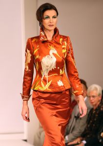 10-09-2008 SHOWBIZZ; FRANS MOLENAAR PRESENTEERDE HAUTE COUTURE WINTER 2008.
Couturier Frans Molenaar presenteerde wederom in het Amstel Hotel zijn haute couture collectie winter 2008. Met opvallende modellen als Cecile Grayham-van der Jagt - Kim Feenstra - Irene van der Laar en als bruid Sigrid Schouten de dochter van Tineke Schouten. Vele bekenden  waren weer op komen draven in het regenachtige herfst weer naar het alom bekende Amstel hotel om te gaan genieten van de Frans Molenaar collectie o.a. Janneke Brienkman  Hank Heijn  Cor en Norma Stutterheim  Jan Jansen  Fons van Westerloo met zijn vrouw  Hedy D Ancona met Aad Veldhoen en Rob en Henriette de Nijs die beide vertelde voor de eerste keer bij een echte modeshow te zijn.
Na de show heerlijke bitterballen en een goed glas wijn.
foto: Albert den Iseger.