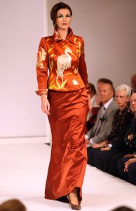 10-09-2008 SHOWBIZZ; FRANS MOLENAAR PRESENTEERDE HAUTE COUTURE WINTER 2008.
Couturier Frans Molenaar presenteerde wederom in het Amstel Hotel zijn haute couture collectie winter 2008. Met opvallende modellen als Cecile Grayham-van der Jagt - Kim Feenstra - Irene van der Laar en als bruid Sigrid Schouten de dochter van Tineke Schouten. Vele bekenden  waren weer op komen draven in het regenachtige herfst weer naar het alom bekende Amstel hotel om te gaan genieten van de Frans Molenaar collectie o.a. Janneke Brienkman  Hank Heijn  Cor en Norma Stutterheim  Jan Jansen  Fons van Westerloo met zijn vrouw  Hedy D Ancona met Aad Veldhoen en Rob en Henriette de Nijs die beide vertelde voor de eerste keer bij een echte modeshow te zijn.
Na de show heerlijke bitterballen en een goed glas wijn.
foto: Albert den Iseger.
