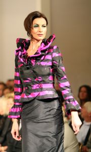 10-09-2008 SHOWBIZZ; FRANS MOLENAAR PRESENTEERDE HAUTE COUTURE WINTER 2008.
Couturier Frans Molenaar presenteerde wederom in het Amstel Hotel zijn haute couture collectie winter 2008. Met opvallende modellen als Cecile Grayham-van der Jagt - Kim Feenstra - Irene van der Laar en als bruid Sigrid Schouten de dochter van Tineke Schouten. Vele bekenden  waren weer op komen draven in het regenachtige herfst weer naar het alom bekende Amstel hotel om te gaan genieten van de Frans Molenaar collectie o.a. Janneke Brienkman  Hank Heijn  Cor en Norma Stutterheim  Jan Jansen  Fons van Westerloo met zijn vrouw  Hedy D Ancona met Aad Veldhoen en Rob en Henriette de Nijs die beide vertelde voor de eerste keer bij een echte modeshow te zijn.
Na de show heerlijke bitterballen en een goed glas wijn.
foto: Albert den Iseger.