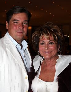 13-09-2008: SHOWBIZZ; MART VISSER LAAT ZIEN WAT HAUTE COUTURE IS IN WINTER 2008.
Mart Visser toonde wederom zijn collectie in het Amsterdamse  Hilton hotel. Weer tal van bekende Nederlanders waren gekomen om te smullen van Mart s wintercollectie.
foto: Albert den Iseger.
