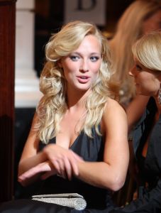 18-09-2008 SHOWBIZZ; MONIQUE COLLIGNON PRESENTEERDE ELEGANTE HAUTE COUTURE IN AMSTEL HOTEL. De wintercollectie 2008 mag gezien worden van M.C. In de hal van het Amstelhotel klonk de prachtige muziek  van Maria Callas en liepen de modellen trap op en af om de aanwezige MC liefhebbers hun prachtige creaties te tonen.
Veel prachtige jurkjes  mantels en robe-manteaus. Onder het publiek bevonden zich oa. Ankie van Grunsven -Sylvia Toth en Ankie en Rolf Friedlander. Een zeer geslaagde avond maar dan zonder de Molenaar bitterbal in de hal van het Amstelhotel te Amsterdam.
foto: Albert den Iseger.